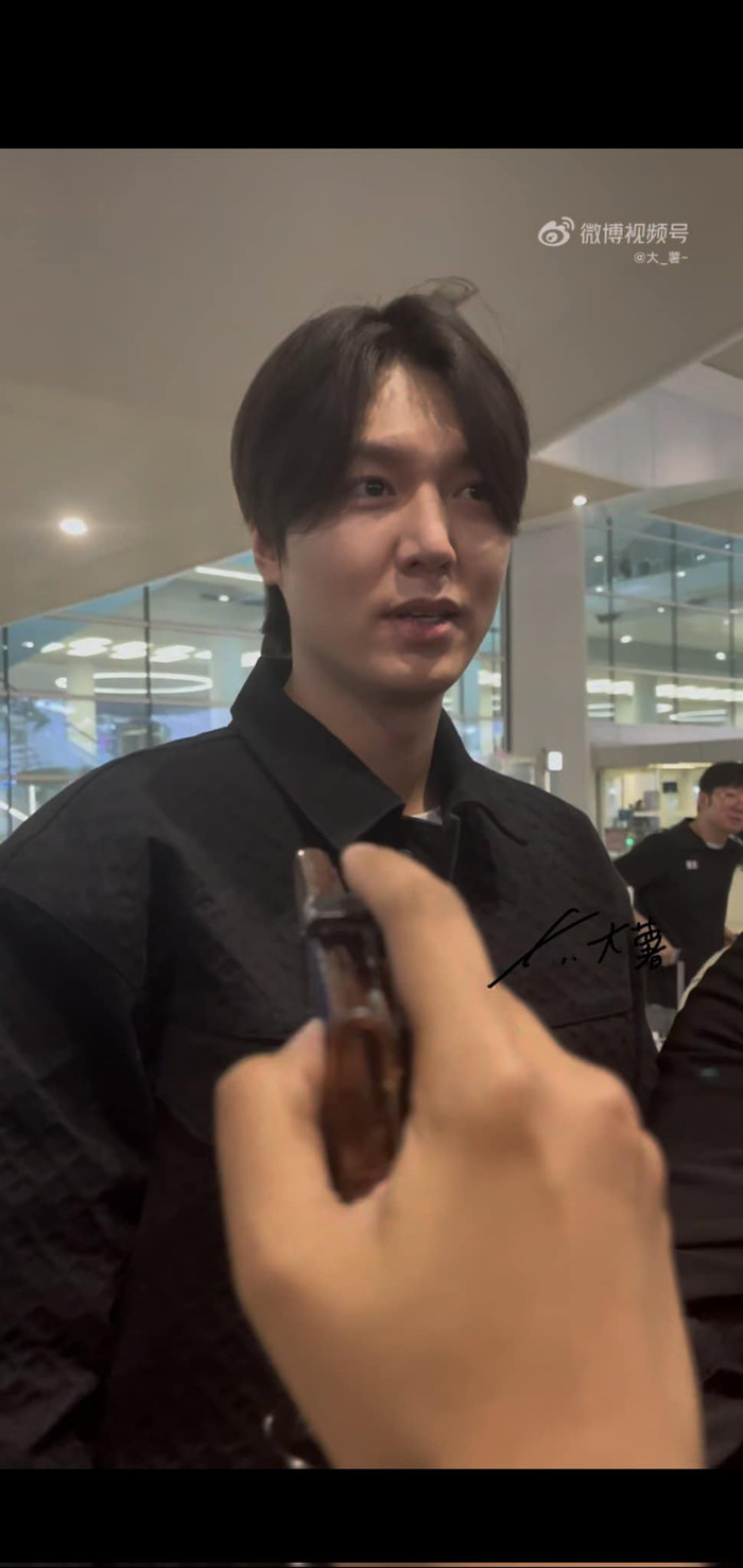 Lee Min Ho vẫn giữ thái độ bình tĩnh, tươi cười dù bị camera dí sát mặt.