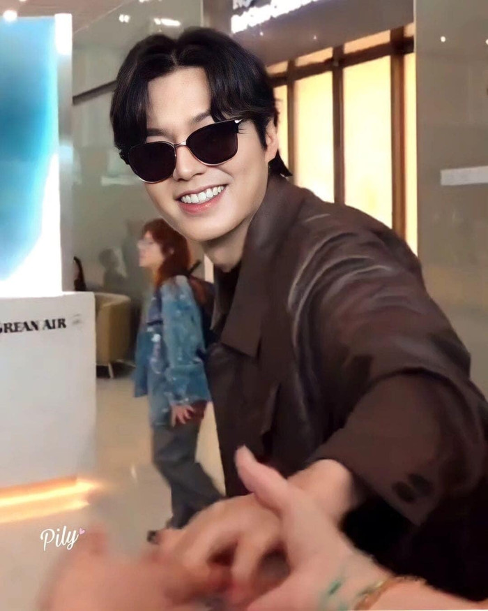 Bức ảnh Lee Min Ho nắm tay ai đó đang được lan truyền với tốc độ chóng mặt.