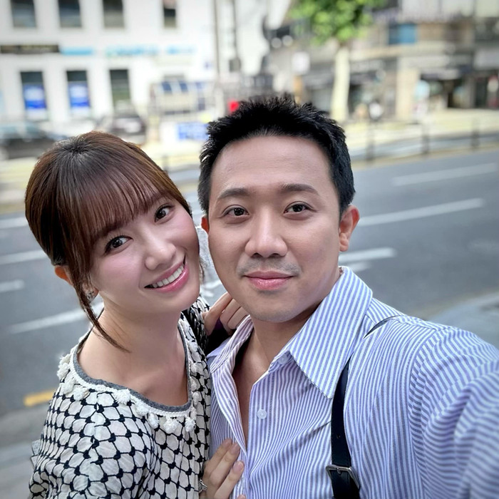 Trấn Thành thường xuyên đăng tải những khoảnh khắc đời thường bên cạnh vợ.