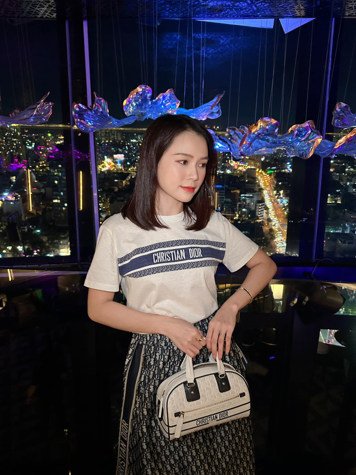 Trong vài tháng gần đây, Sam đều ăn vận kín đáo và cố gắng che đi vòng 2 càng khiến dân tình không ngừng suy đoán về tin đồn mang thai