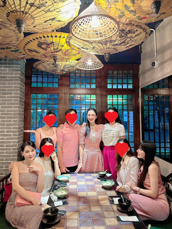 Trong bức ảnh chụp chung với vị bác sĩ cùng hội chị em, Sam đã đăng kèm theo dòng chú thích đầy ẩn ý: 'Ăn mừng điều sắp đến'