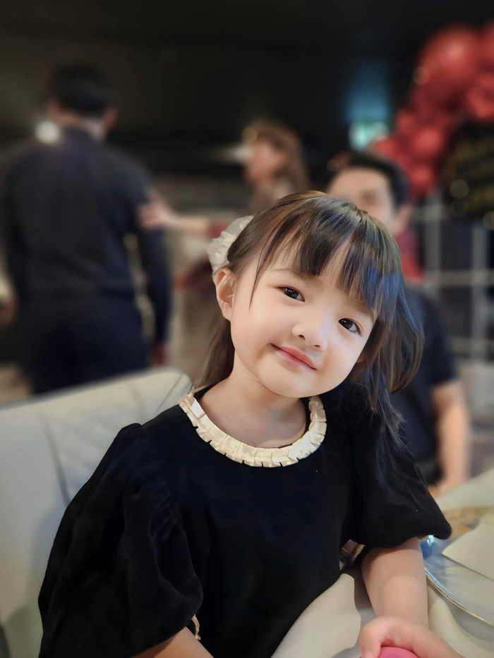 Con gái Đông Nhi hát hò say sưa khi ngồi trên máy bay: Ca sĩ tương lai chứ đâu! Ảnh 3