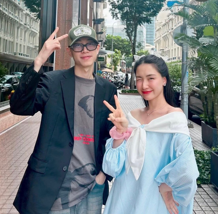 Ngay sau đó nam ca sĩ đăng tải bài viết đính chính 2 người chỉ là chị em thân thiết mà thôi