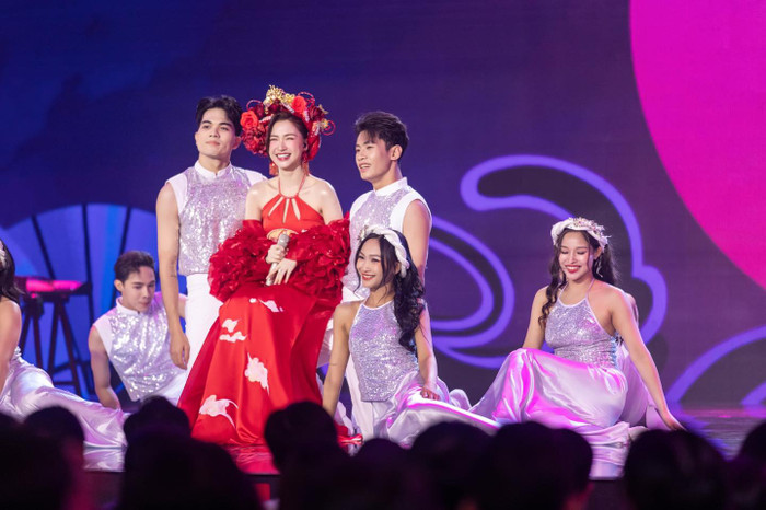 Hoà Minzy được nhiều khán giả yêu mến bởi tính cách hài hước, thân thiện.