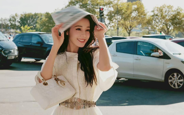 Được khen đẹp hơn Jisoo nhưng Địch Lệ Nhiệt Ba vẫn thua toàn tập vì điều này Ảnh 2