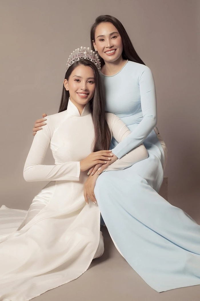 Tiểu Vy và mẹ rất thân thiết, bà là người sát cánh trong những ngày đầu con gái đăng quang.