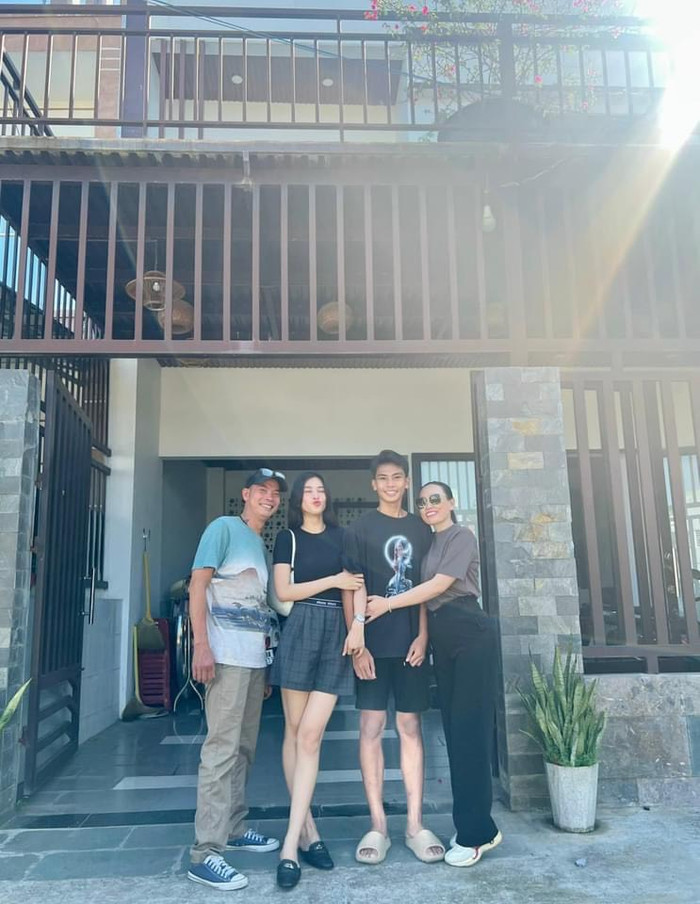 Đây là món quà mà Tiểu Vy dành tặng cho gia đình ở tuổi 23 sau những tháng ngày nỗ lực làm việc.