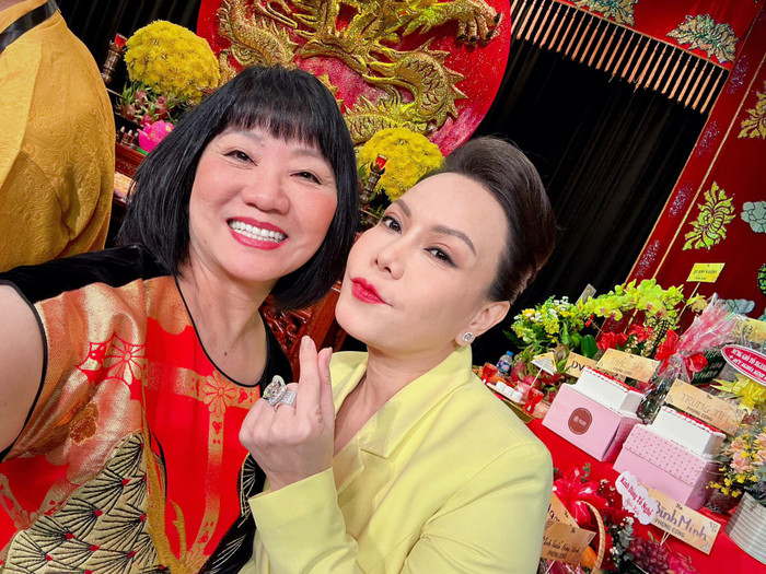 Nghệ sĩ Việt Hương cùng anh, chị, em nghệ sĩ tề tựu dâng hương ngày Lễ giỗ Tổ nghề Sân khấu. 