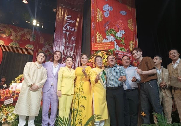 Việt Hương cùng đồng nghiệp dâng hương ngày giỗ Tổ nghề.