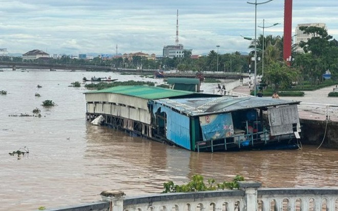 Phút gay cấn cứu sống 4 người trên nhà hàng nổi bị lũ cuốn trôi ra biển Ảnh 2