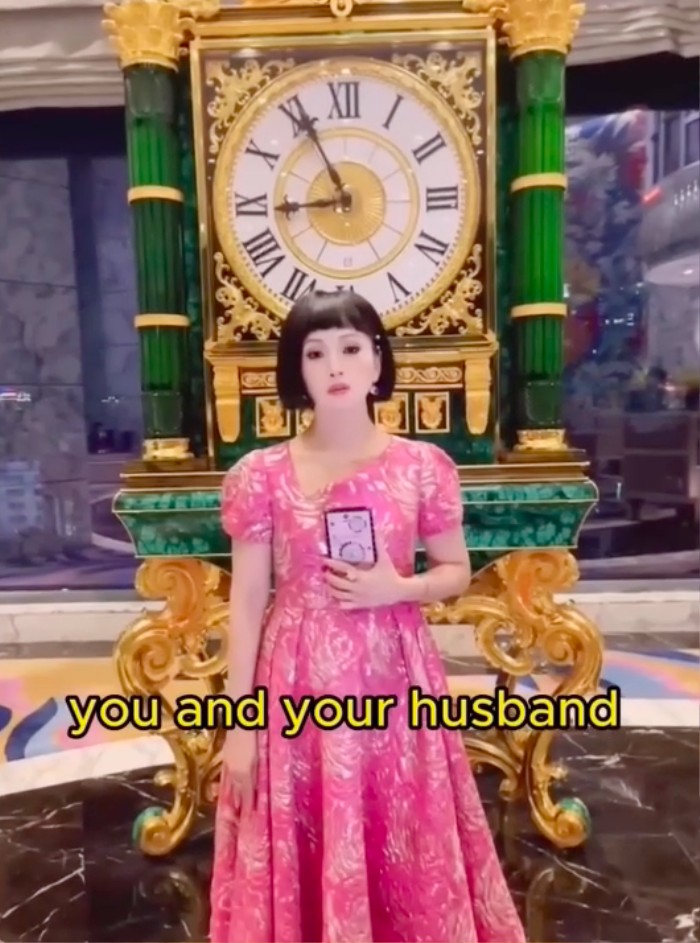 Ca sĩ tỷ phú Hà Phương từng gây xôn xao khi xuất hiện với diện mạo lạ cách đây ít tháng.