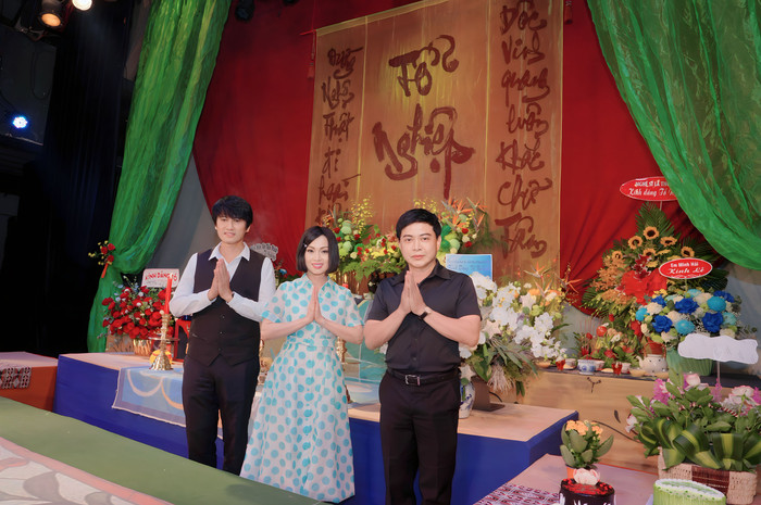 Hà Phương cùng Thái San và Trần Sang dâng hương Tổ nghề.