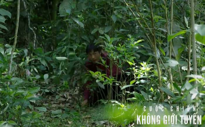 Trung và anh em bị kẻ lạ mặt theo dõi.