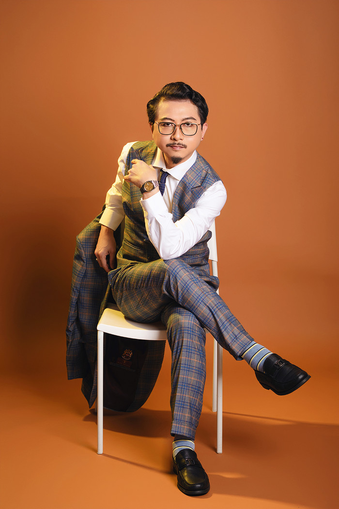 Hứa Minh Đạt lần đầu giữ vai trò sản xuất kiêm diễn viên chính ở hai MV ca cổ hài.