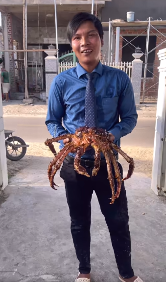 Lộc Fuho quyết định chi hơn 6 triệu để mua cua hoàng đế, đãi những người thợ