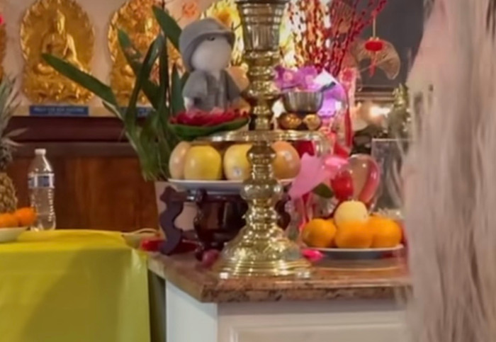  Wendy Phạm - con gái cố nghệ sĩ Phi Nhung đăng tải khoảnh khắc hoàn tất thủ tục, nghi lễ làm lễ cúng trong ngày giỗ mẹ chu đáo.