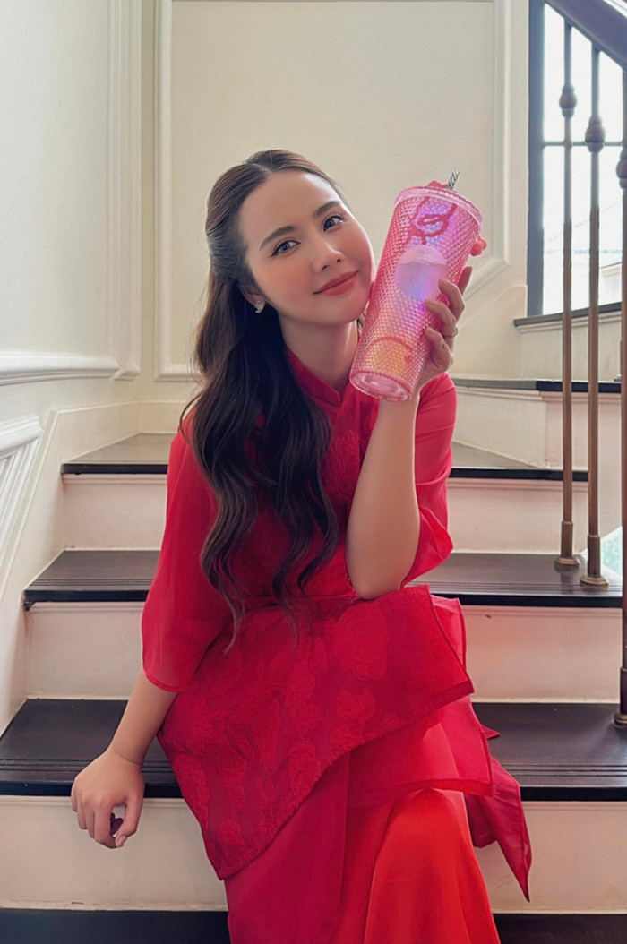 Huyền Lizzie diện áo dài đỏ, thông báo theo chồng về dinh
