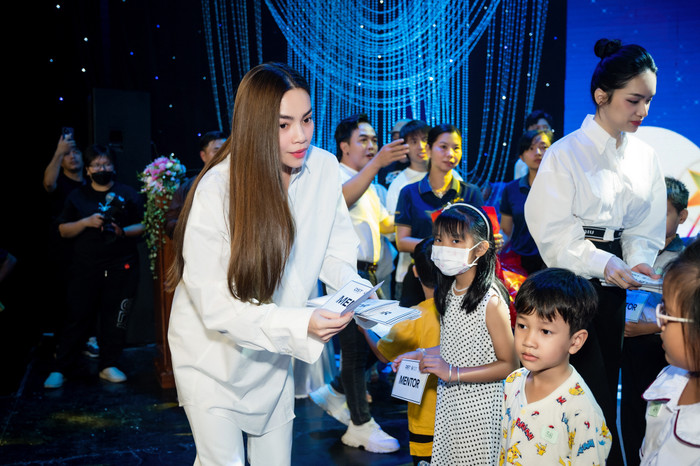 Hồ Ngọc Hà trong chuyến trao quà mới đây.