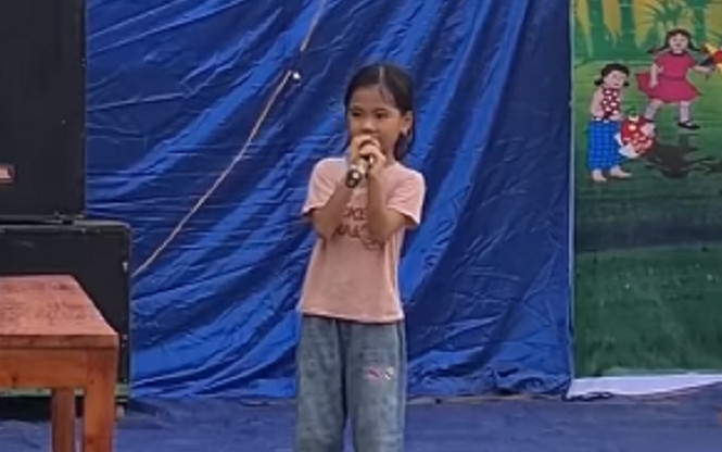 Bé gái hát 'Rước đèn tháng Tám' cực hay khiến nhiều người tưởng đang bật đĩa Ảnh 2