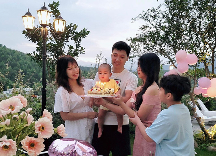 Mạnh Trường đăng tải khoảnh khắc gia đình quây quần ấm áp tổ chức sinh nhật cho con gái đầu lòng. 