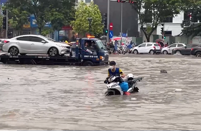 Hà Nội mưa ngập kín lối, một nghề đặc biệt 'hốt bạc' lên ngôi Ảnh 1