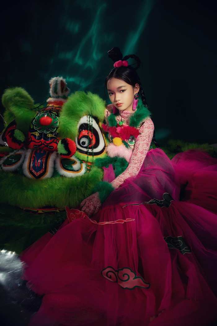 Dù chỉ mới 11 tuổi, cô nàng lại sở hữu thần thái ngút ngàn.