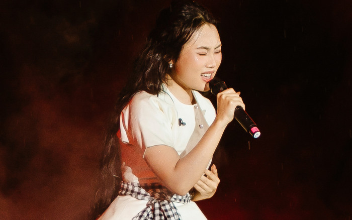 Phương Mỹ Chi dầm mưa hát vọng cổ xuất thần, còn hay hơn cả thu âm? Ảnh 2