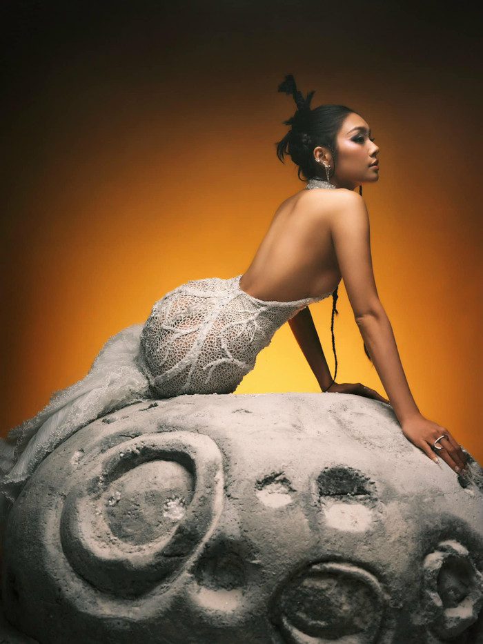 Cô nàng khoe trọn đường cong gợi cảm trong bộ ảnh mới.