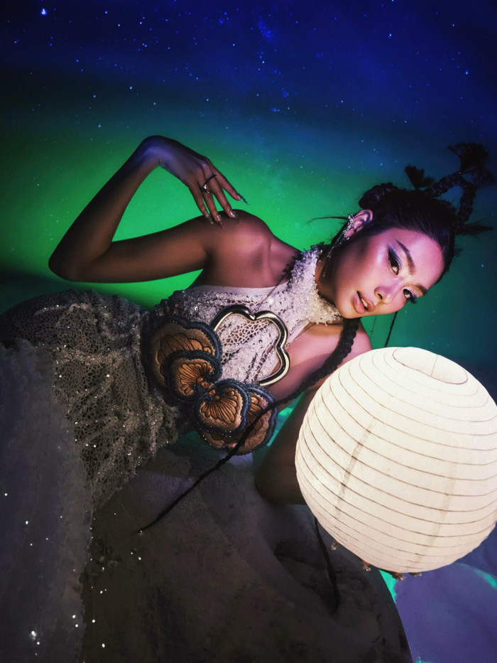 Phong cách độc đáo của mỹ nhân luôn được nhiều người yêu thích.