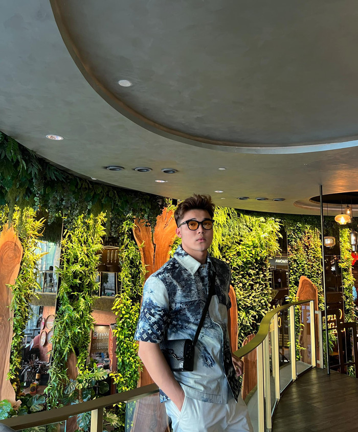 Em trai Hòa Minzy sở hữu phong cách thời trang đầy cá tính, thời thượng. Bên cạnh đó, nhờ vóc dáng cân đối nên anh chàng lại càng trở nên cuốn hút hơn bao giờ hết