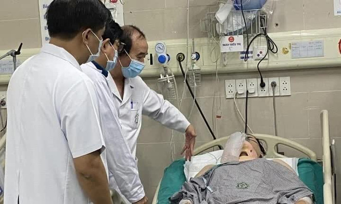 Nạn nhân vụ cháy chung cư mini được cấp cứu tại Bệnh viện Bạch Mai vừa qua. Ảnh: VTC News