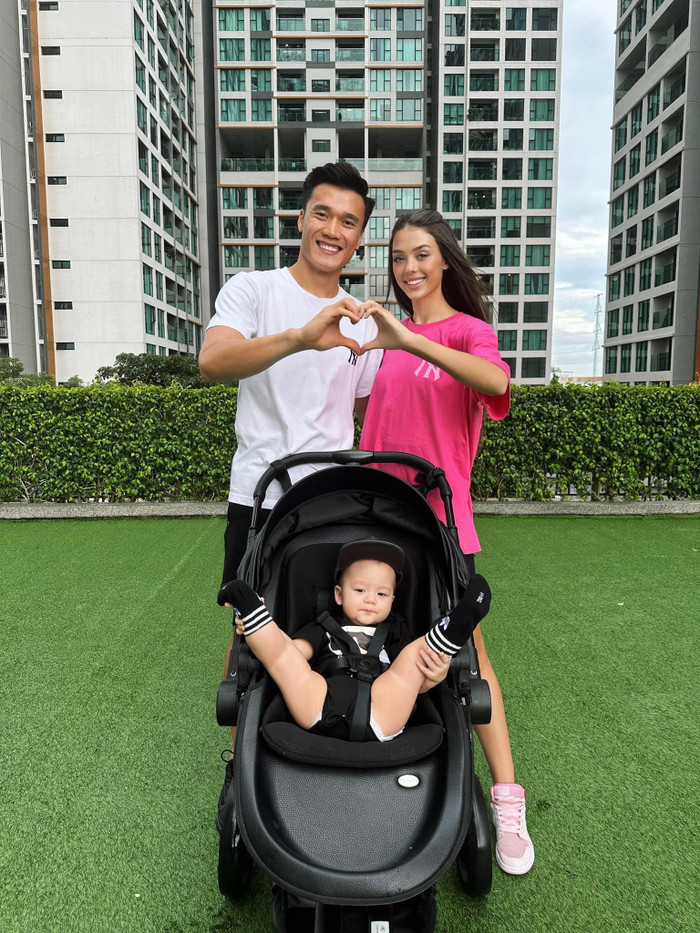 Bức ảnh gia đình nhí nhố của Bùi Tiến Dũng khiến dân tình không khỏi phì cười vì hành động của quý tử Danil. 