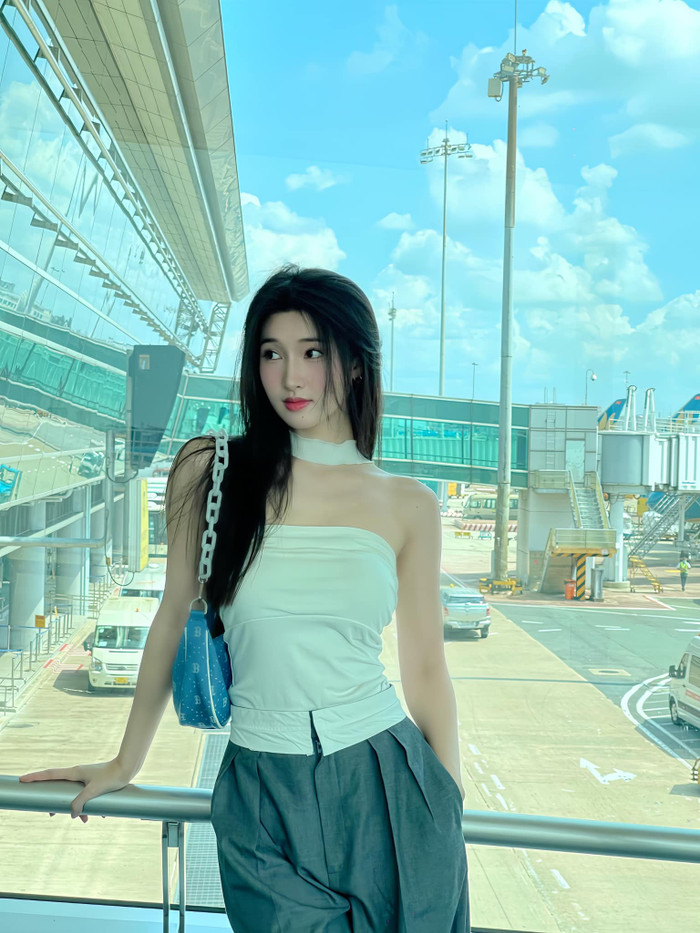 Phương Nhi sinh năm 2002, năm 2022 cô đã dành danh hiệu Á hậu 2 cuộc thi Miss World Vietnam