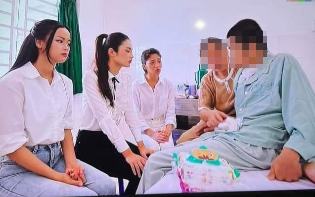 Xôn xao hình ảnh Hoa hậu Ý Nhi tái xuất, tiếp tục đi từ thiện ở bệnh viện? Ảnh 2