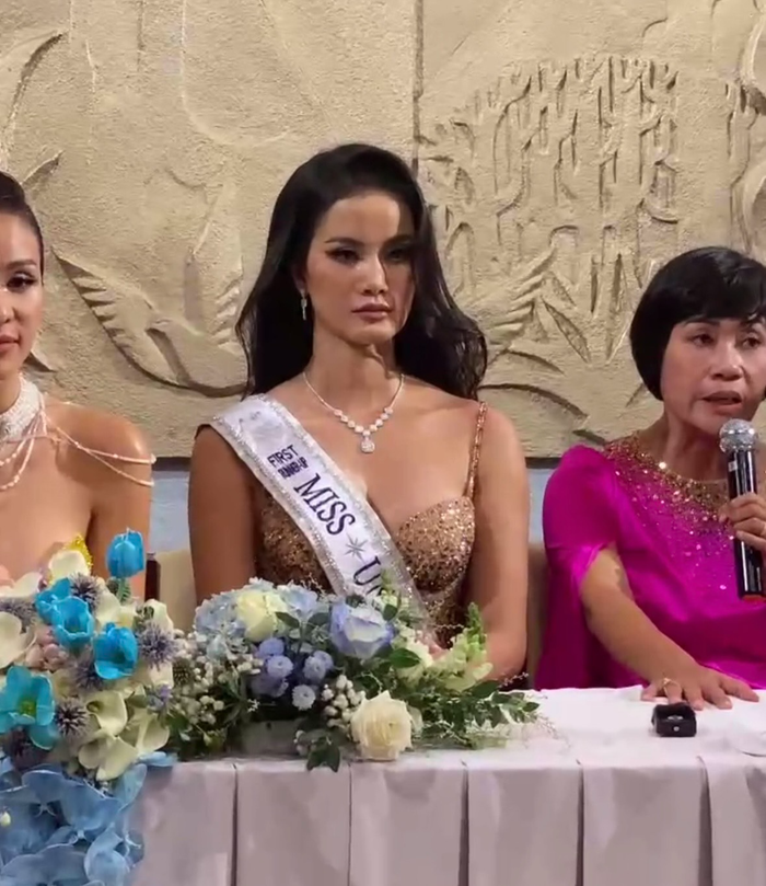 Bên cạnh đó, khi ban tổ chức đang nói về Bùi Quỳnh Hoa, biểu cảm 'lạnh tanh' của nàng á hậu 1 cũng gây chú ý.