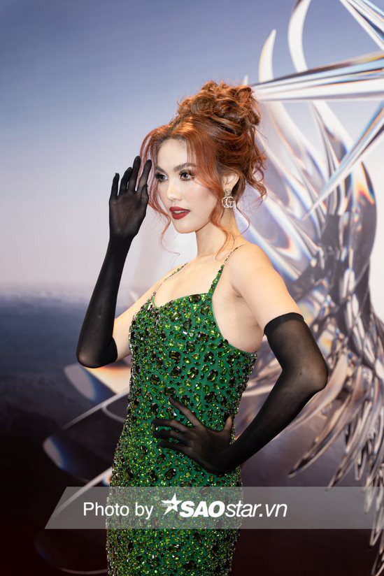 Lan Khuê nổi bần bật khi diện váy hai dây màu xanh lá đậm phối cùng găng tay đen đầy quyến rũ. Sắc vóc của cô được netizen nhận xét ngày càng thăng hạng thấy rõ.