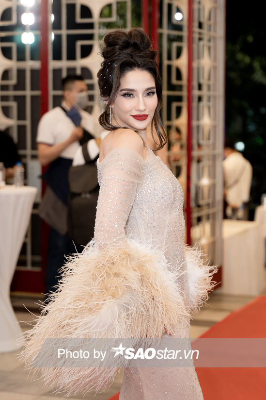 Miss Charm Luma Russo khoe visual sáng bừng tại chung kết Miss Universe Vietnam 2023. Trang phục bó sát giúp cô tôn trọn đường cong cơ thể mướt mượt cùng vai trần quyến rũ.