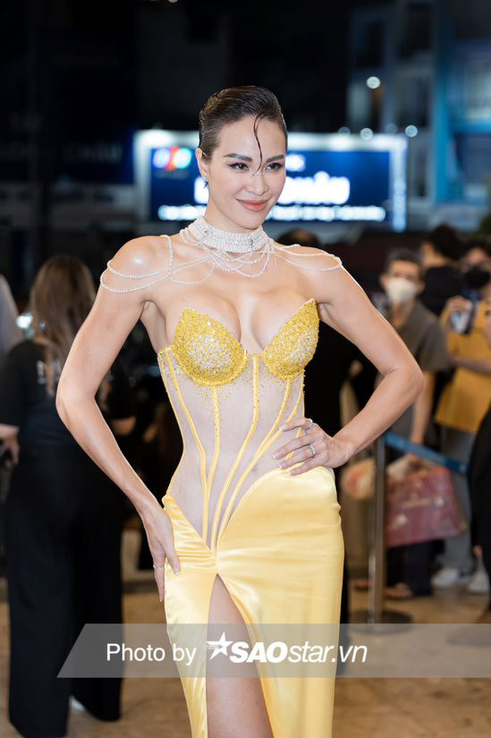 MC Phương Mai diện thiết kế cắt xẻ táo bạo khoe 'gò bồng đào' cỡ đại xuất hiện đầy ấn tượng tại thảm đỏ. 