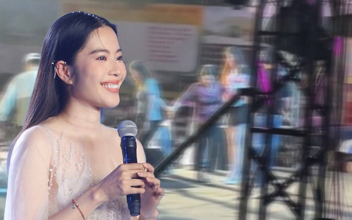 Khán giả lớn tuổi lên sân khấu giữa trời mưa to để làm một điều cho Nam Em Ảnh 2