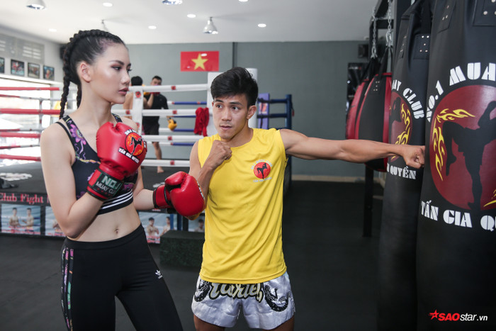 Dưới sự chỉ dẫn của nhà vô địch thế giới, Bùi Quỳnh Hoa nhanh chóng nắm bắt các kỹ thuật cơ bản của Muay Thái.