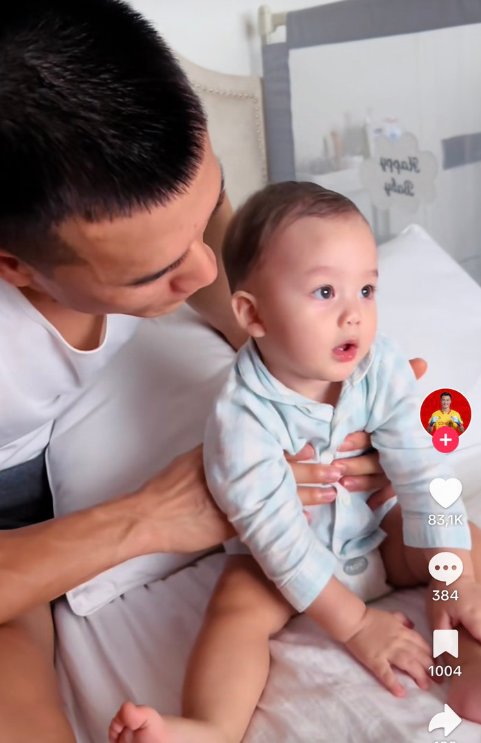 . Sau một hồi dạy con phát âm, cuối cùng nhóc tỳ cũng gọi được thành tạo tiếng 'Papa'.