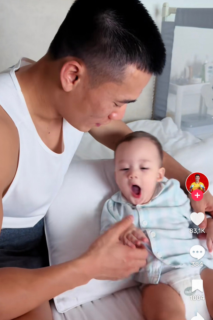 Bùi Tiến Dũng đăng tải đoạn clip ngắn ghi lại khoảnh khắc quý tử ê a gọi tiếng 'Papa' đầu tiên khiến anh không kìm nổi xúc động.