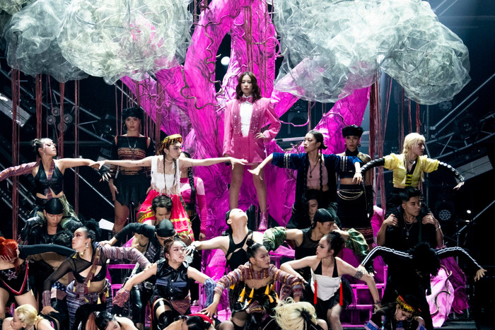 Dàn dựng sân khấu không thể chê vào đâu được tại concert của Hoàng Thùy Linh.