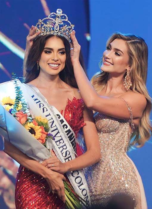 Camila Avella được trao lại vương miện bởi người tiền nhiệm María Fernanda Áitizábal (Top 16 Miss Universe 2022).