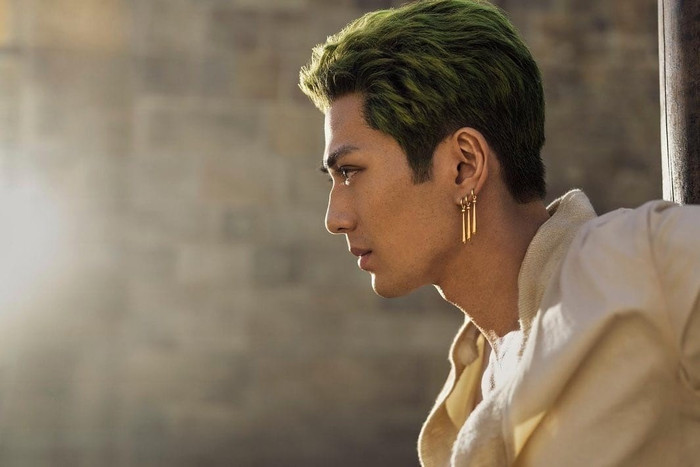  Hé lộ đời tư của mỹ nam hot nhất One Piece live-action đang gây sốt toàn cầu Ảnh 1