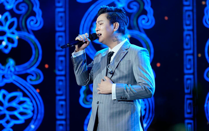 Thể hiện 'Hoa nở không màu', dân mạng rơi nước mắt vì giọng hát của Hoài Lâm Ảnh 2