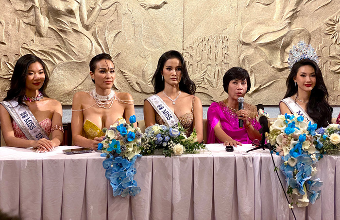 Ban tổ chức họp báo sau đăng quang.