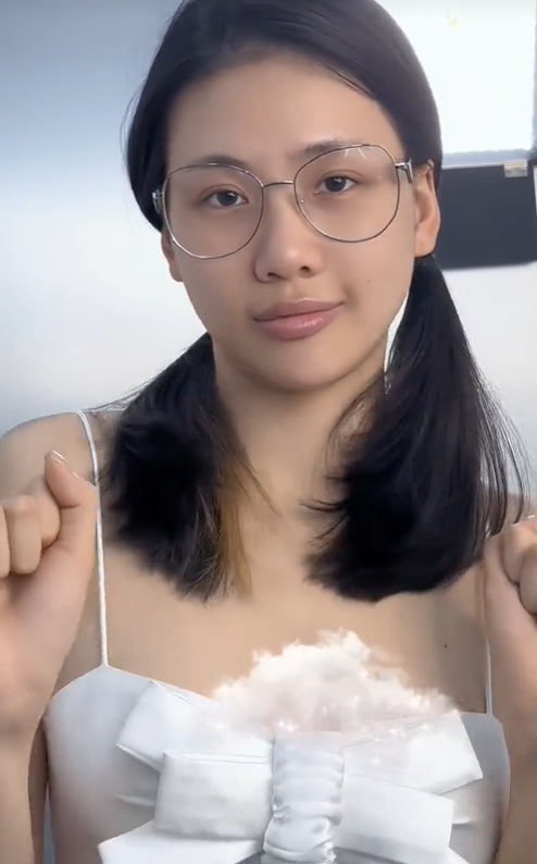 Người đẹp Hà thành sở hữu gương mặt nhỏ cùng các đường nét ngũ quan hài hòa. Vì thế khi không son phấn, cô vẫn xinh lung linh.