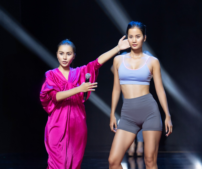 Trong quá trình tập luyện ở giai đoạn nước rút, nàng á hậu vẫn tự tin diện mặt mộc thách thức ống kính 'hung thần'.