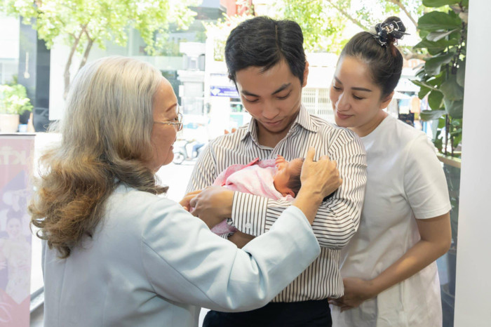Vợ chồng Khánh Thi, Phan Hiển được người thân luôn quan tâm, chăm sóc khi chào đón thêm thành viên mới đến với tổ ấm nhỏ